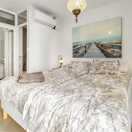 דירה Charming 2br Getaway In Maro- Newly Renovated